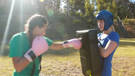 Mujeres-Decididas-Practicando-Boxeo-Durante-La-Carrera-De-Obstáculos