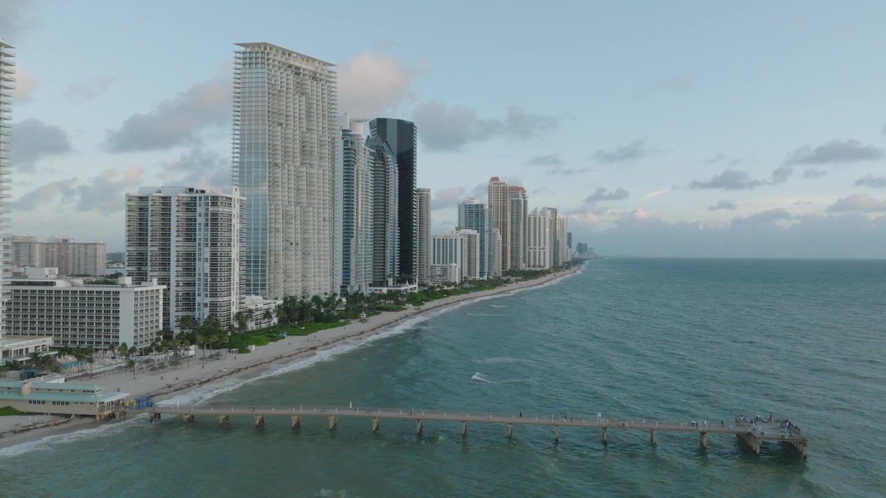 Riprese con drone di Sunny Isles, situata a Miami, con vista sulle spiagge e sugli edifici alti all'alba