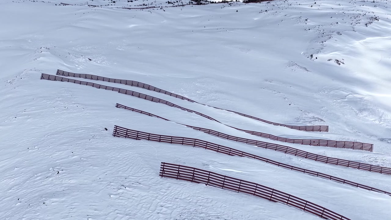 Avusturya, Schöneben'deki karlı kayak pistleri ve teleferikler, kış dağ sporları merkezi.