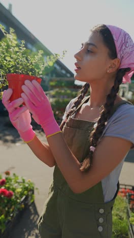 mujer jardinería al aire libre