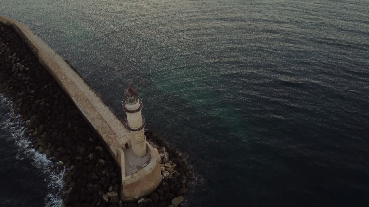 маяк в порту на закате