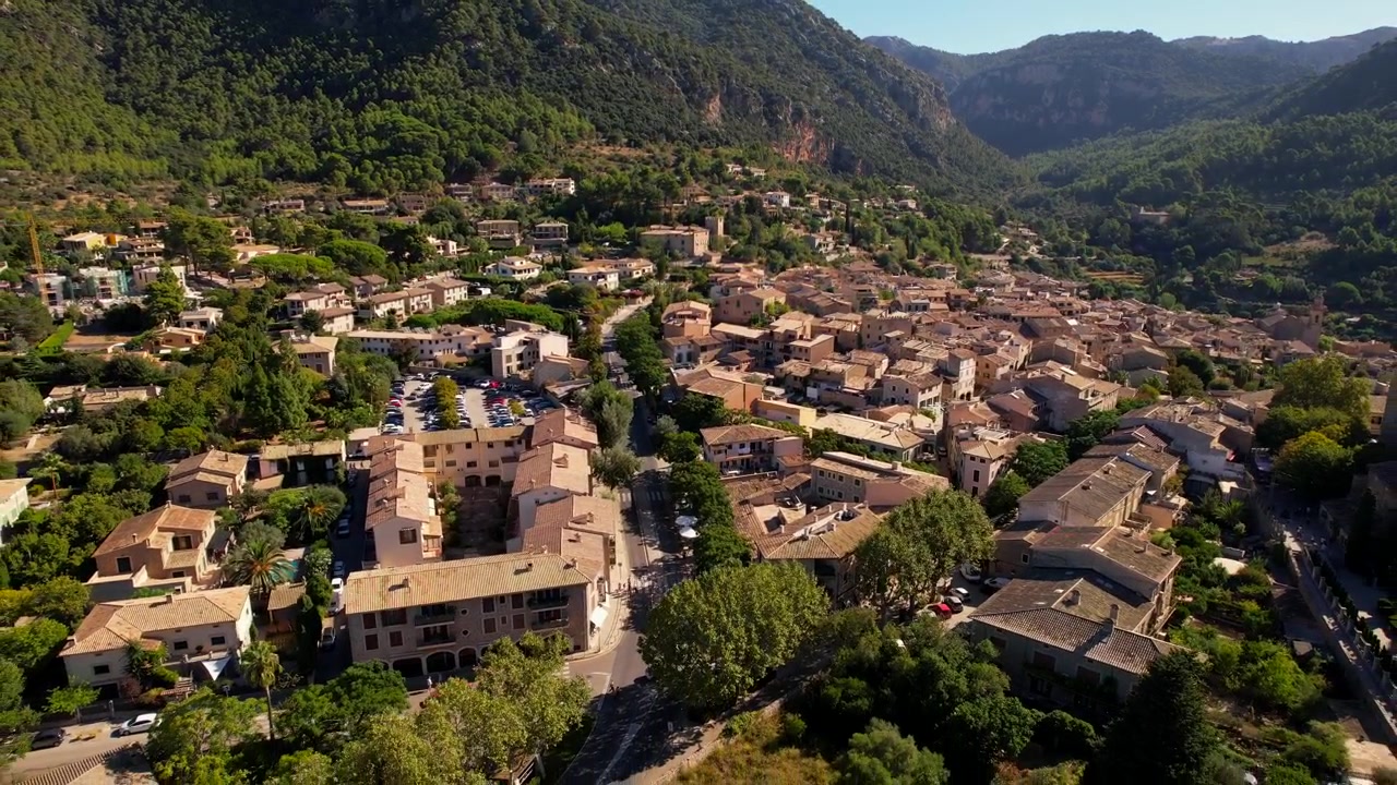 Villaggio maiorchino di Valldemossa nella catena montuosa della Tramontana. Vista aerea