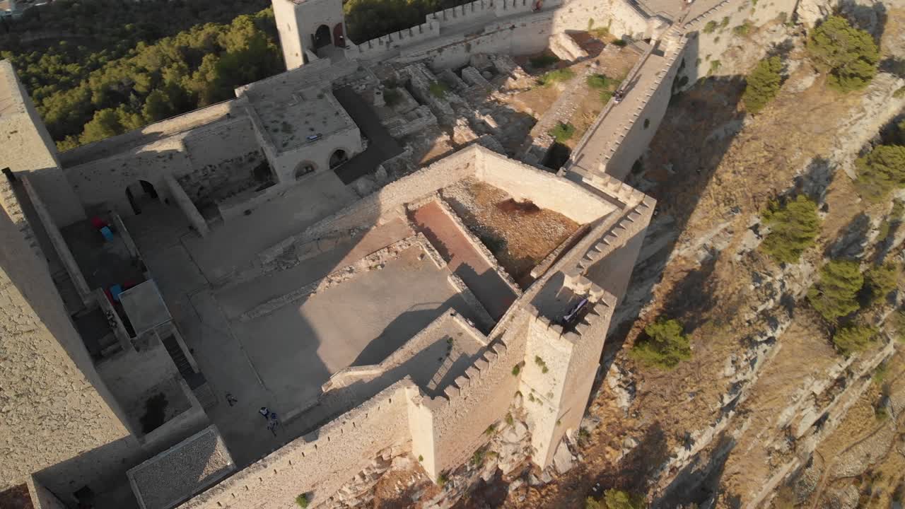 castillo de jaen, españa castillo de jaen volando y tomas terrestres desde este castillo medieval en una tarde de verano, tambien muestra la ciudad de jaen hecha con un drone y una camara de accion a 4k 24fps usando filtros nd-56