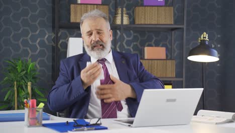 un hombre de negocios enfermo que tose y no se siente bien.