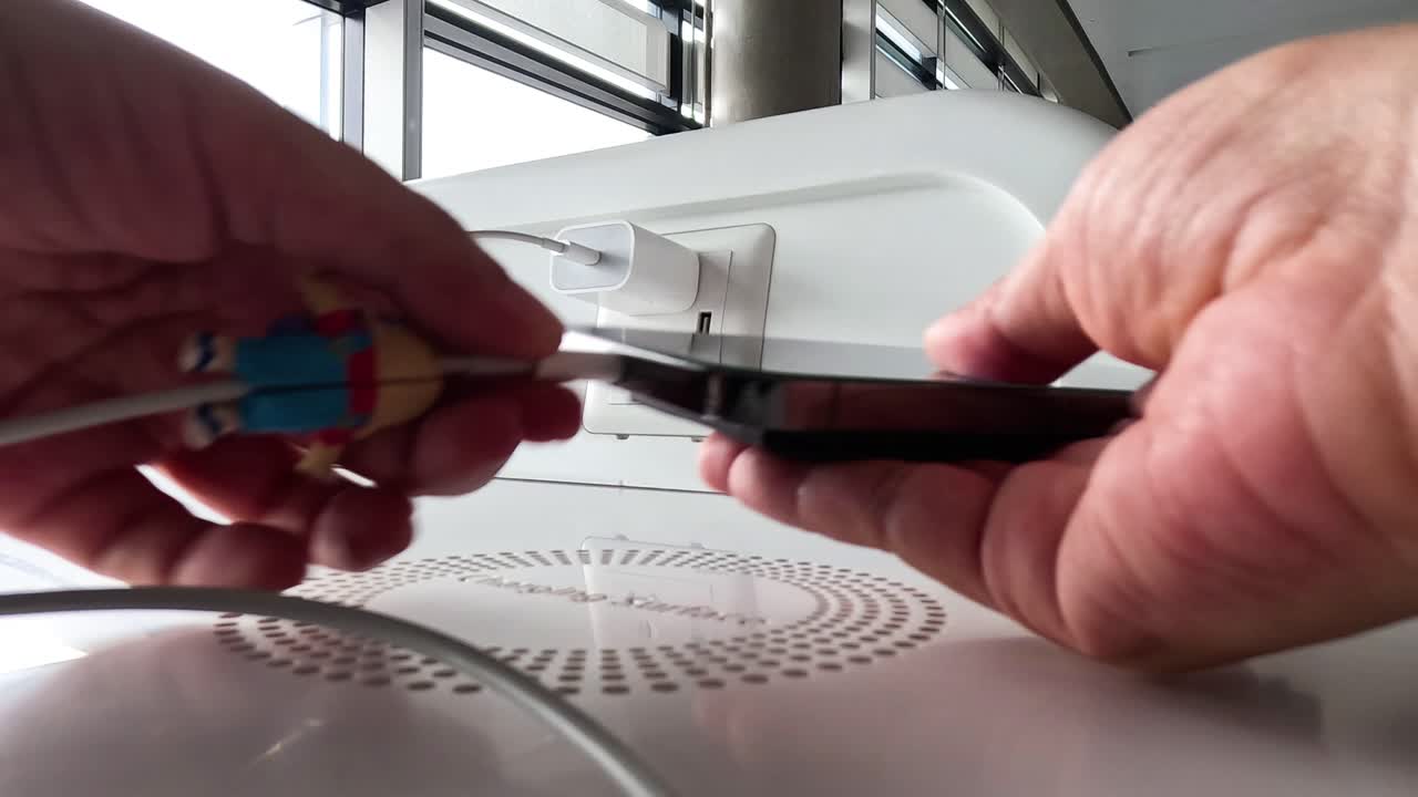 secuencia de conexión de un cable usb a un teléfono.