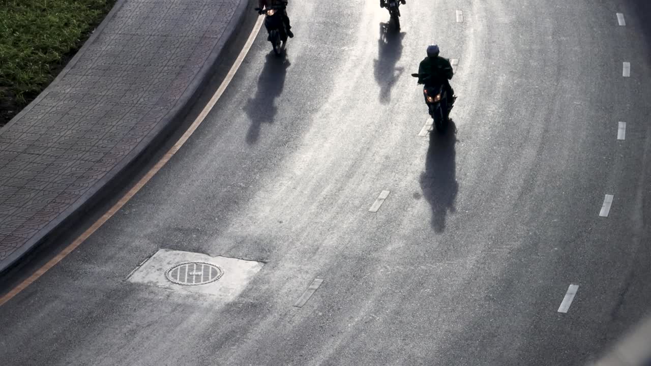 방, 태국 - 2020년 6월 12일:  프라 스리 마하타트 (wat phra sri mahat bts) 역에서 교통 차량의 높은 시각