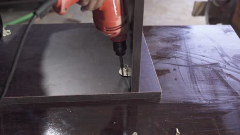 primer plano de manos indias hábiles soldando piezas de metal dentro de una fábrica, clase trabajadora en la india asia