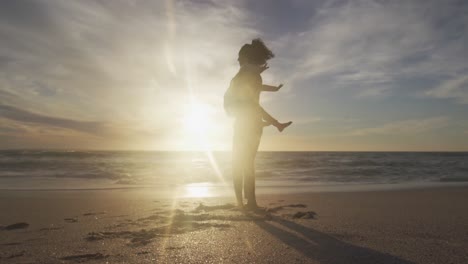 Glückliche-Hispanische-Mutter,-Die-Spaß-Mit-Ihrer-Tochter-Bei-Sonnenuntergang-Am-Strand-Hat