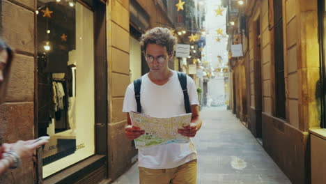 hombre turista buscando el camino con el mapa. estudiante enfocado buscando el camino correcto