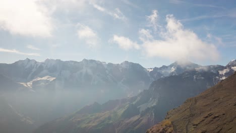 Blick-Von-Der-Seilbahn,-Die-über-Das-Lauterbrunnental-In-Der-Schweiz-Gleitet