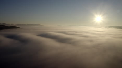 Sonnenuntergang-über-Nebel.-Tolle-Natur