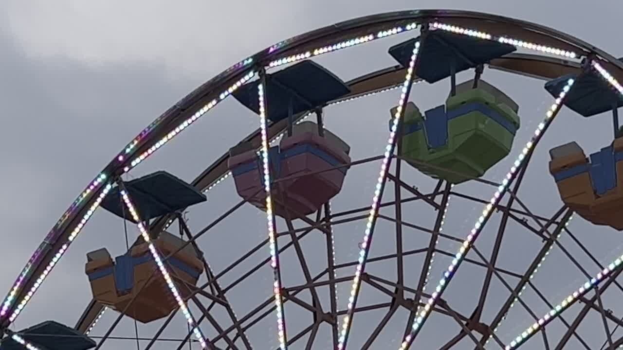 колесо обозрения в парке развлечений