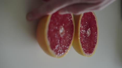 Eine-Halbe-Saftige-Grapefruit-Umdrehen