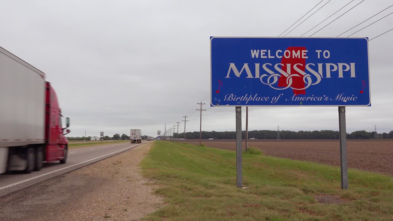 una señal de tráfico da la bienvenida a los visitantes al estado de mississippi