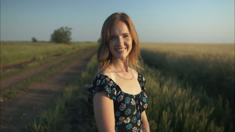 Mujer-Joven-Vestida-Modelando-Afuera-En-El-Atardecer-De-Verano-En-El-Campo,-Camino-De-Tierra