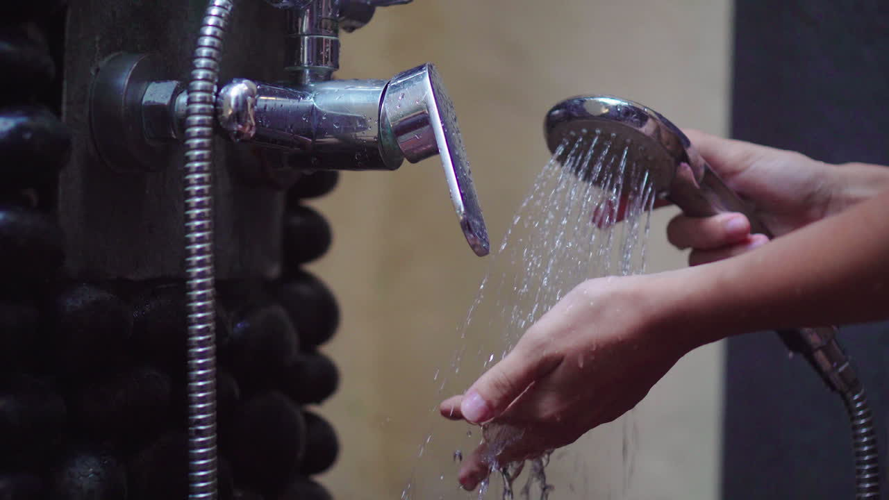 persona lavándose las manos en una ducha