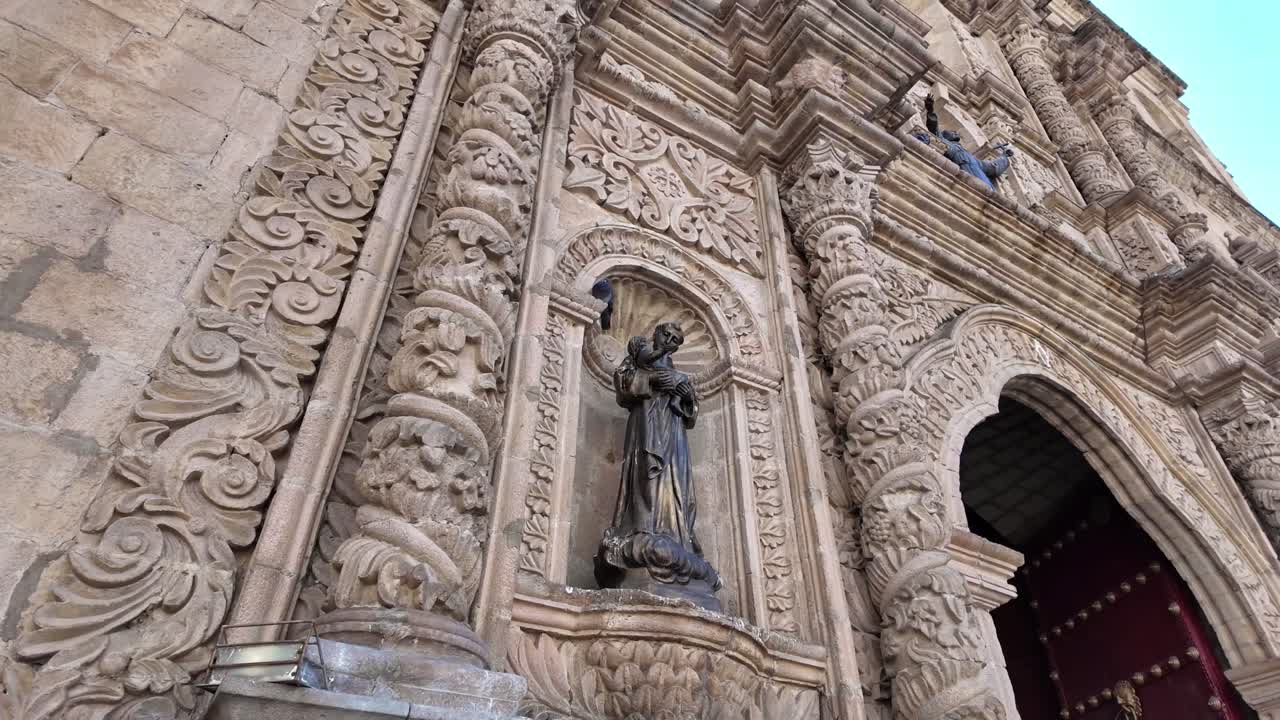 Facciata barocca ornata della Basilica di San Francisco a La Paz, Bolivia.