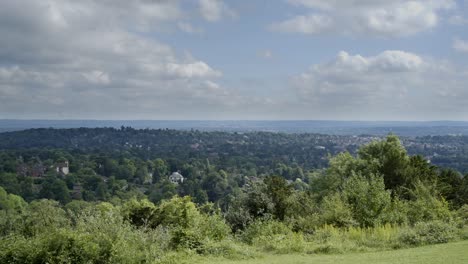 Lapso-De-Tiempo-Estático-De-Nubes-Con-Un-Hermoso-Cielo-Azul,-Sobre-La-Colina-De-Reigate