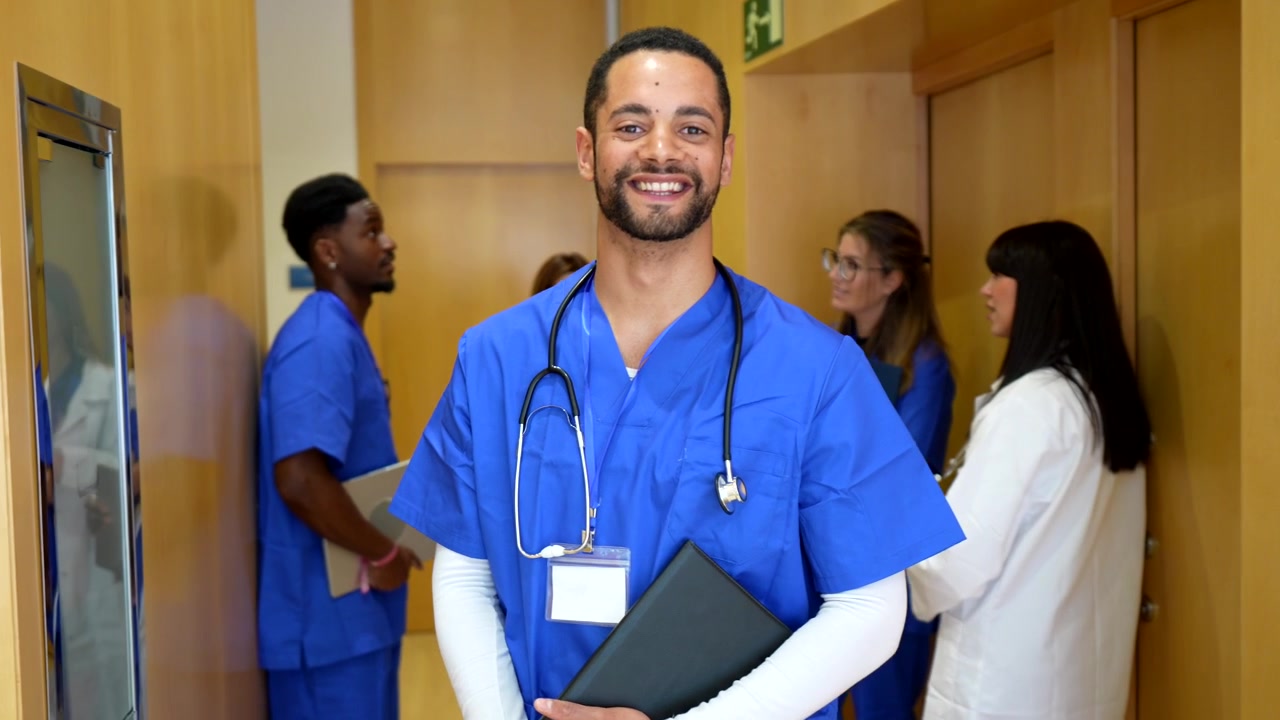 Ritratto di un infermiere sorridente in un corridoio d'ospedale