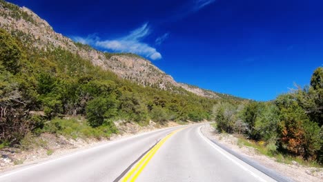 correr por las carreteras montañosas de mount charleston en el suroeste de los estados unidos