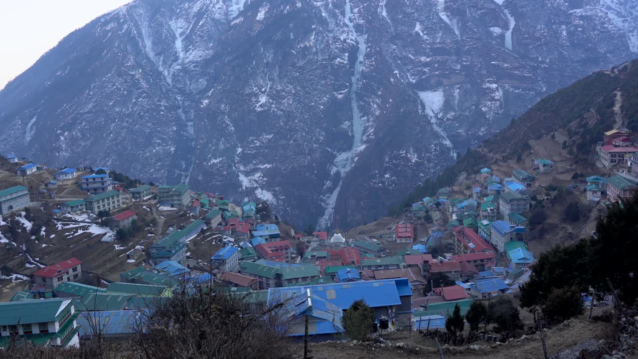 una vista panorámica de la pequeña ciudad de namche bazar enclavada en un valle en forma de cuenco en las montañas del himalaya de nepal
