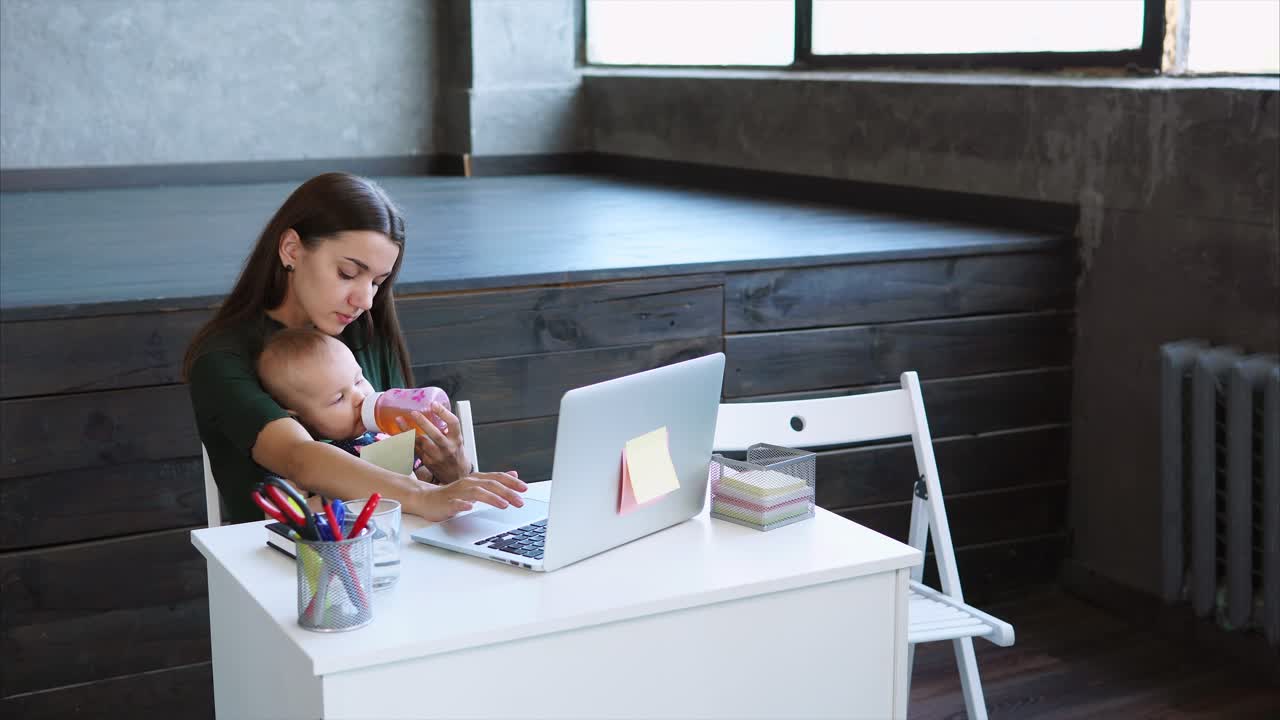 아기 와 함께 일 하는 엄마