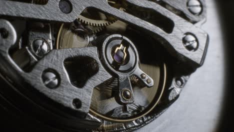 reloj de tourbillon girando macro movimiento lento