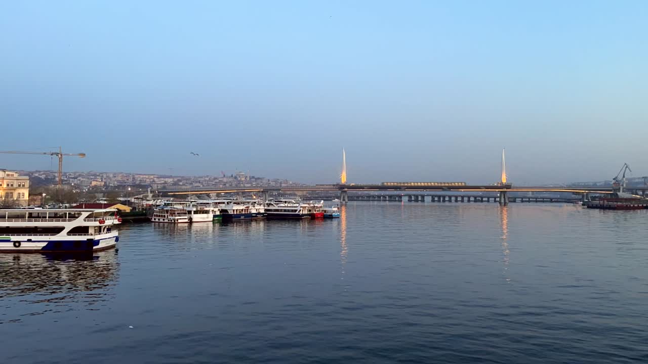 vista de la ciudad vieja de estambul desde el puente galata