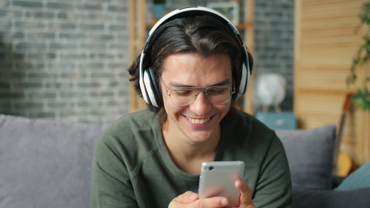 Uomo che ascolta la musica sullo smartphone