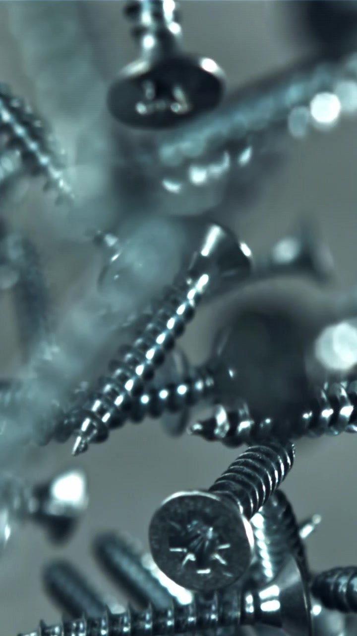 Primo piano macro di viti metalliche lucide