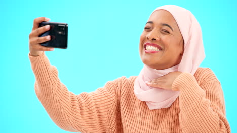 Selfie-De-Mujer-Musulmana-Aislada-Sobre-Fondo-Azul