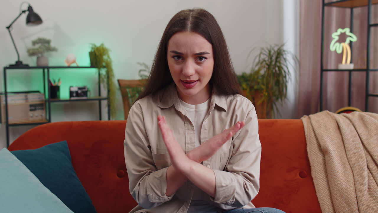 mujer joven presiona el dedo a los labios hace silencio signo de silencio no dice chismes secreto, tranquilo en casa