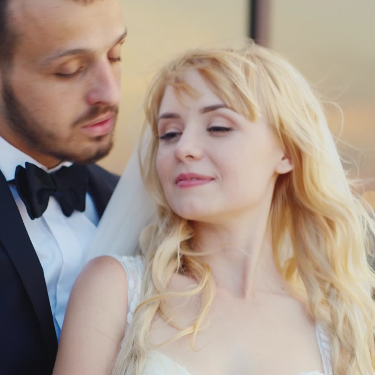 recién casados acariciando suavemente 03