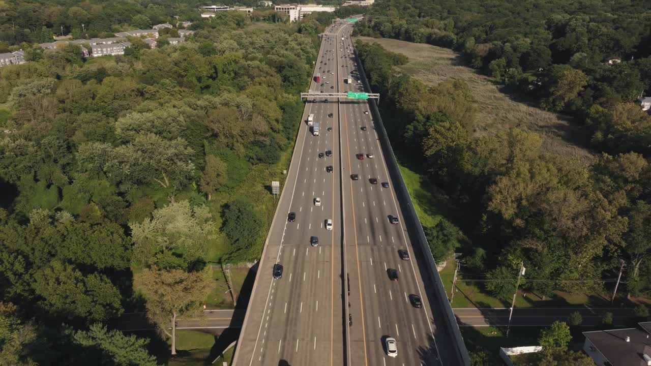 panorámica aérea 4k cinematográfica de la carretera de nueva york verde exuberante cielo azul