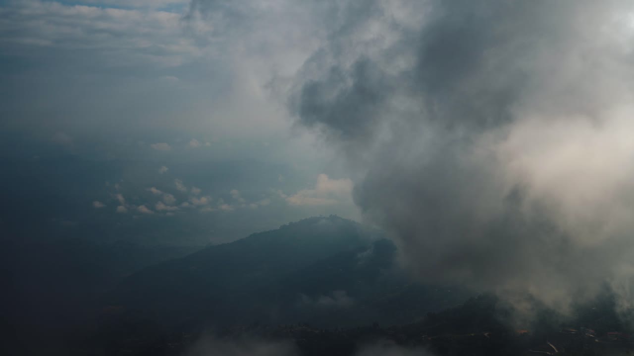 Sự chuyển động ấn tượng của mây cho thấy những đỉnh núi Himalaya xa xôi phía trên những khu rừng và chân đồi. Nepal
