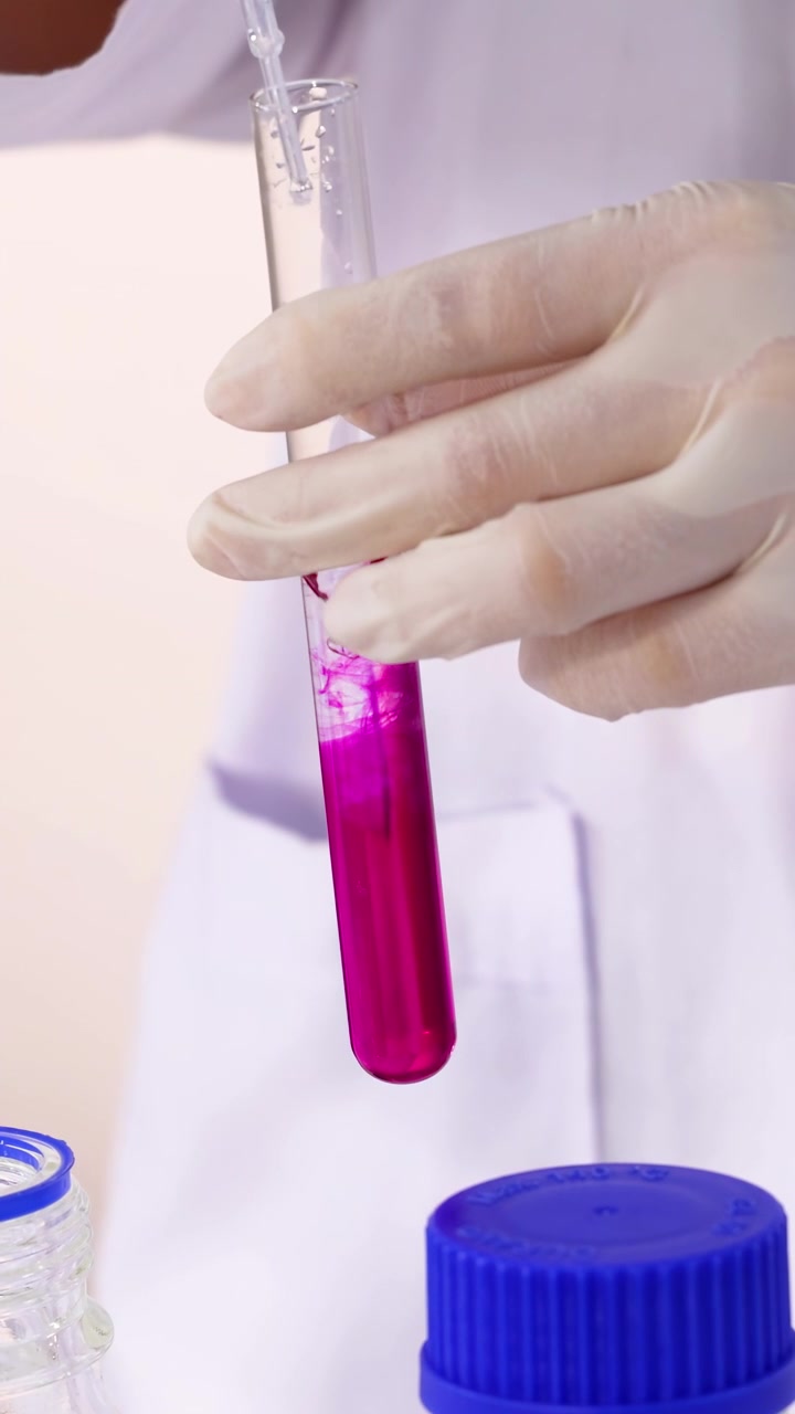 Scienziato esegue una reazione chimica in laboratorio