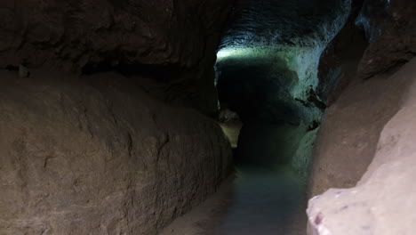 explorando una cueva