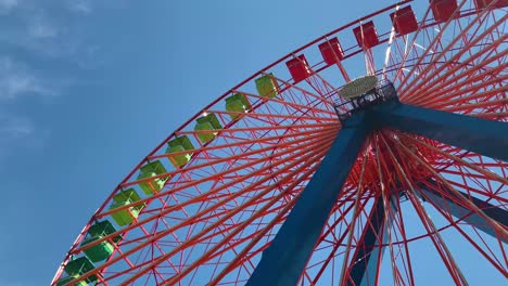 Riesenrad-Mehrfarbig-Mit-Blauem-Himmelshintergrund,-Tiefwinkelansicht-4k