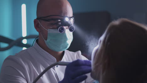 un dentista examinando los dientes de un paciente