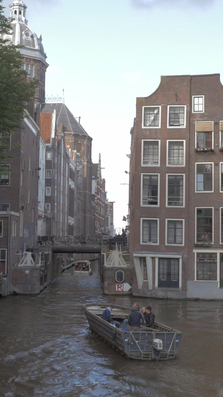 Scena di Amsterdam con barche a vela