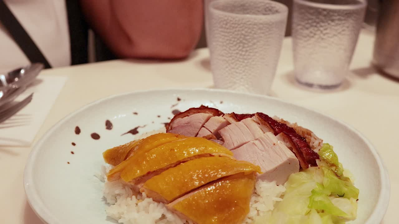 가락이  접시에서 구운 을 뽑고 있다