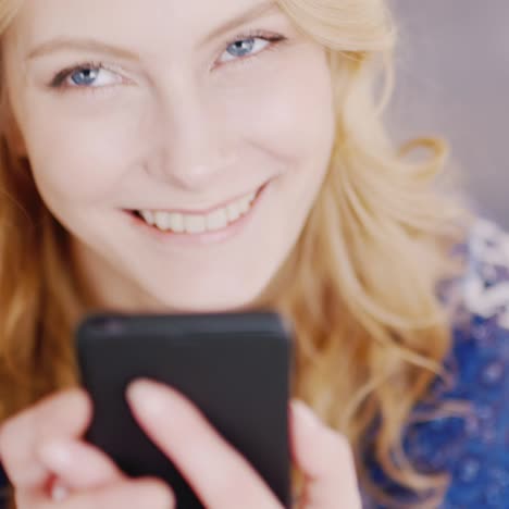 Mujer-Joven-Escribiendo-Un-Mensaje-En-Un-Teléfono-Inteligente