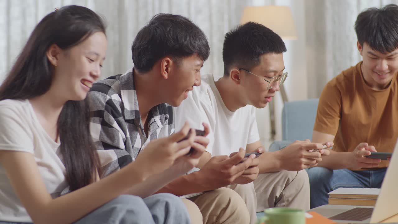 집에서 휴대전화와 노트북을 사용하는 친구