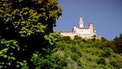 Bonita-Vista-En-Un-Castillo-Blanco-En-Una-Colina