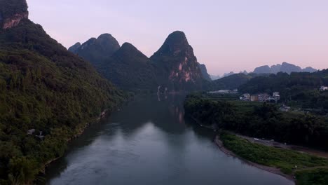 belle rivière qui coule à travers le paysage de montagne karstique asiatique au coucher du soleil, aérien