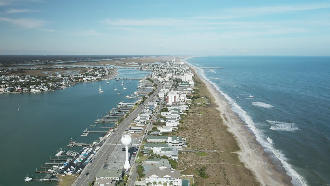 Vista aerea panoramica di Wrightsville Beach che si dirige verso una vasta distesa