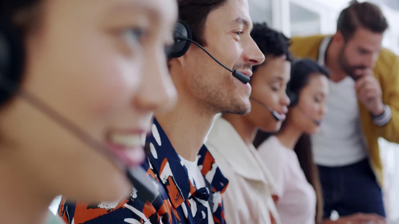 Personal de call center trabajando en una oficina moderna