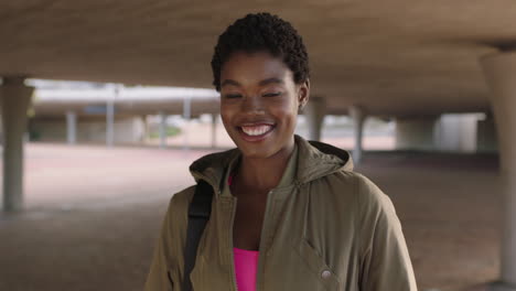 retrato de una joven mujer afroamericana estudiante sonriente exitosa segura de sí misma