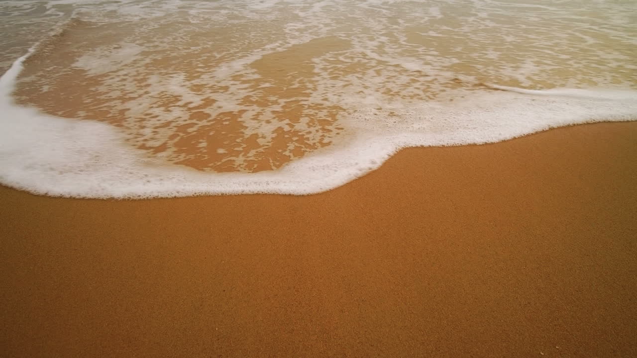 모래 해변에 있는 바다 파도.