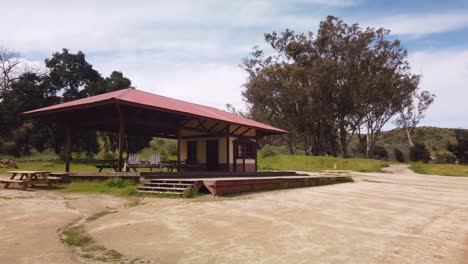 toma panorámica de la estación de tren sobreviviente del devastador incendio forestal de woolsey de 2018 que destruyó el histórico rancho paramount en 2018